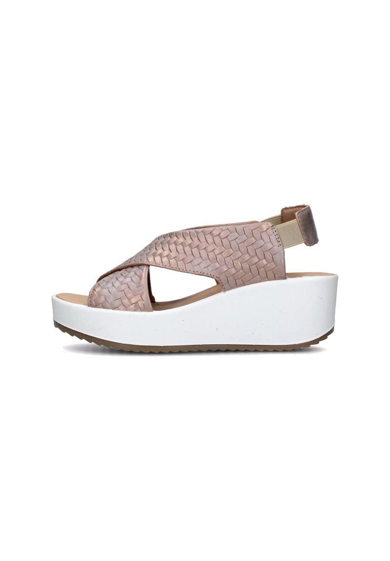 Sandali con zeppa in pelle intrecciata di un delicato rosa pallido, con punta aperta, cinturini incrociati e una suola piatta bianca con grip texturizzato.