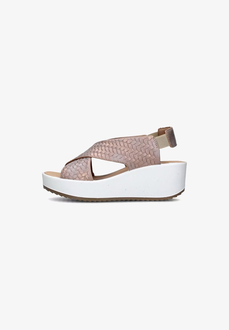 Sandali con zeppa in pelle intrecciata di un delicato rosa pallido, con punta aperta, cinturini incrociati e una suola piatta bianca con grip texturizzato.