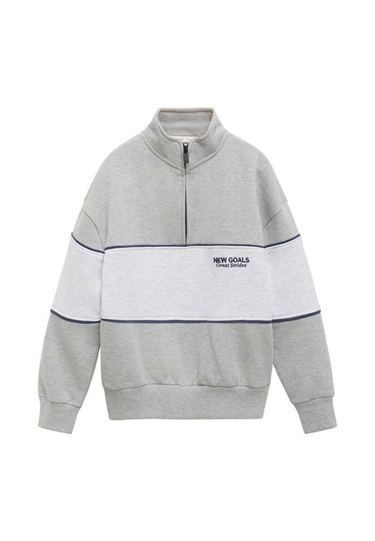 Grå sweatshirt med en kvartdragkedja. Har ett vitt horisontellt rand och marinblå detaljer, med texten "NEW GOALS" broderad på.