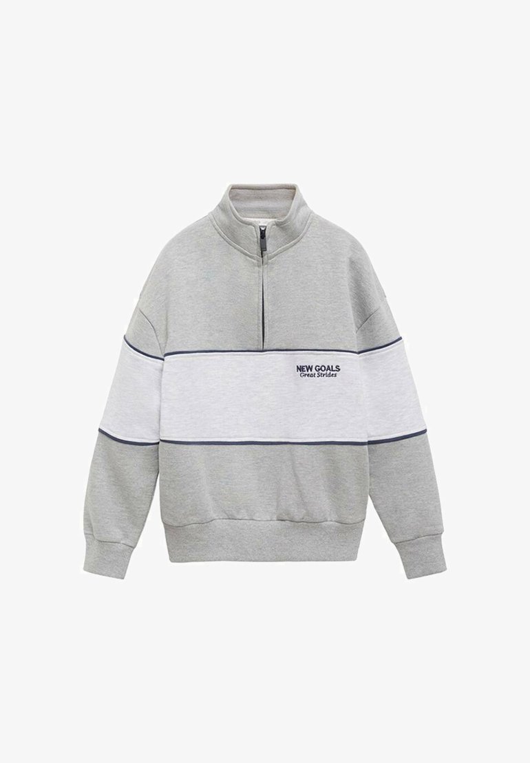 Felpa grigia con colletto a zip parziale. Presenta una striscia orizzontale bianca e dettagli blu navy, con il testo "NUOVI OBIETTIVI" ricamato su di essa.