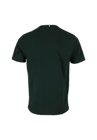 T-shirt en coton vert foncé, à manches courtes, col rond, texture lisse, avec une petite accent rouge, blanc et bleu au niveau du col.