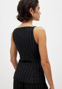NA-KD Liemenė - black/white stripe