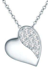 Sølv halskæde i hjerteform med den ene side prydet med klare, runde ædelsten og en glat, poleret overflade på den anden side.