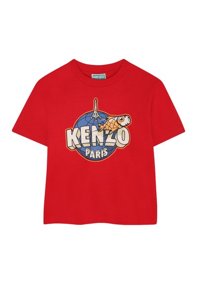 T-shirt en coton rouge avec un grand imprimé graphique « KENZO », un globe et une illustration de la tour Eiffel. Manches courtes et col rond.