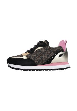 Sneaker nero e oro con tomaia a fantasia, dettagli rosa, suede testurizzato e materiali sintetici, e una suola bianca e nera.