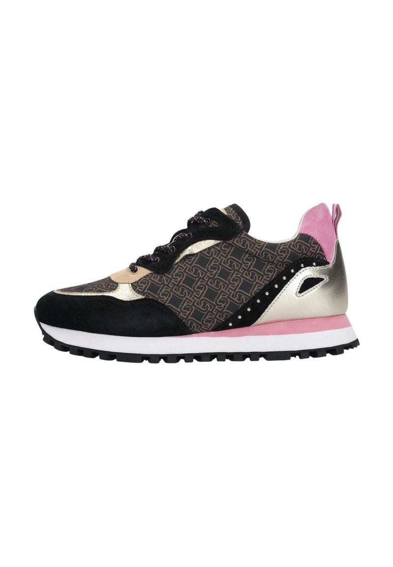 Sneaker nero e oro con tomaia a fantasia, dettagli rosa, suede testurizzato e materiali sintetici, e una suola bianca e nera.