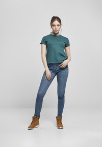 Urban Classics LADIES BASIC BOX TEE - Pamata T-krekls - teal