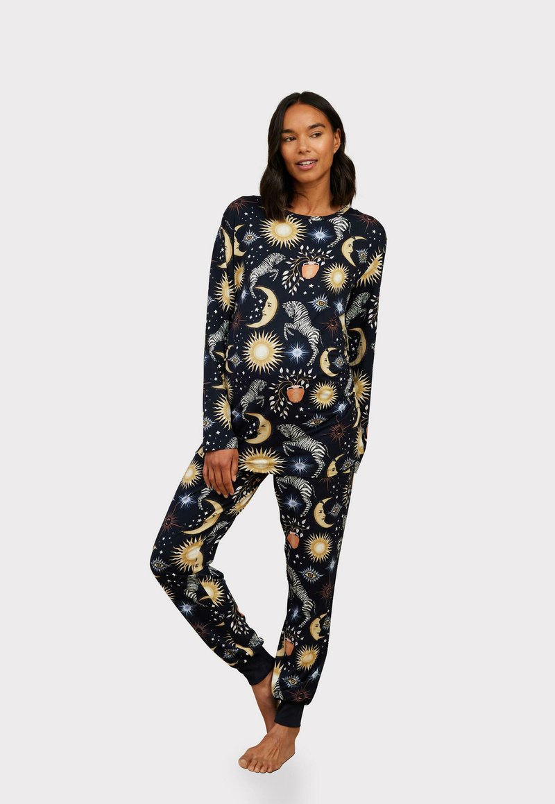 Ensemble de pyjama bleu foncé avec un motif céleste de soleils, lunes et étoiles. Tissu doux avec des manches longues et un pantalon à poignets.
