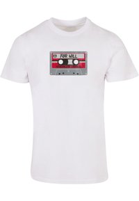 Hvit T-skjorte med et design av en kassett tape med røde og grå aksenter, merket "FOR WILL" og "STRANGER THINGS" i svart tekst.