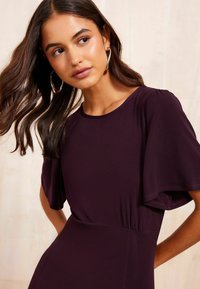 Friends Like These FLUTTER SLEEVE ROUND NECK MIDI - REGULAR FIT - Dzsörzéruha - purple