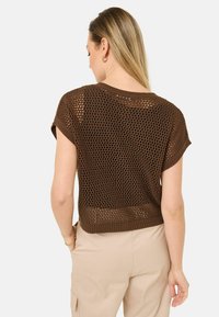 Maglione corto intrecciato marrone con design a rete, maniche corte, polsini e orlo a coste. La vista posteriore mostra una texture a trama aperta.