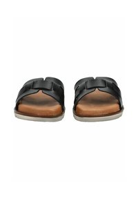 Schwarze Leder-Sandalen mit offenem Zehenbereich. Mit einer glatten Oberseite und einer braunen gepolsterten Innensohle, auf einer hellen Sohle platziert.
