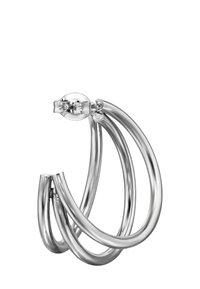 Anello in tono argento caratterizzato da bande metalliche intrecciate con una finitura lucida e una pietra accentata trasparente rotonda sul lato.
