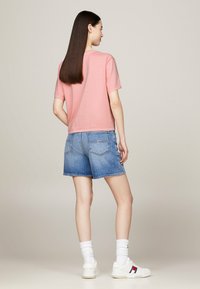 Tommy Jeans FLAG TEE - Camiseta estampada - ballet pink