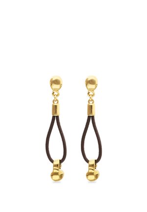 Pendientes de botón de oro con cordón negro en bucle y pequeños charms en forma de guantes de boxeo dorados colgando en los extremos, exhibidos sobre fondo blanco.