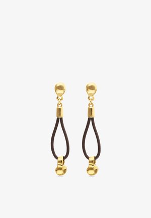 Boucles d'oreilles clous en or avec cordon noir noué et petits charms en forme de gants de boxe en or suspendus aux extrémités, présentées sur fond blanc.