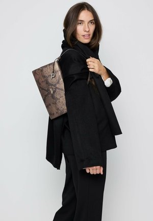 Sac à main marron texturé à motif peau de serpent avec une forme triangulaire, doté d'un élément en métal argenté et d'une sangle noire.