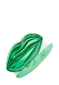 Zöld, ajakformájú clutch táska fényes felülettel, hullámmintázattal és fémes díszítésekkel; sima textúrával és átlátszó részletekkel.