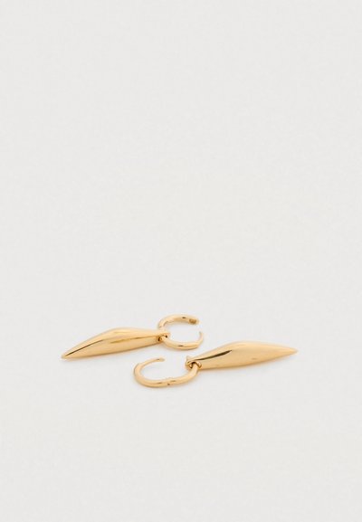 Σκουλαρίκια σε χρυσό τόνο με κωνικό σχήμα και γυαλιστερή αντανακλαστική επιφάνεια, στερεωμένα σε απλό κρίκο κλείστρου.