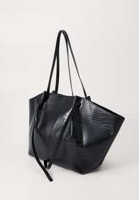 Borsa tote nera realizzata in pelle goffrata e testurizzata. Presenta due manici lunghi e una parte superiore aperta e spaziosa con una forma strutturata.