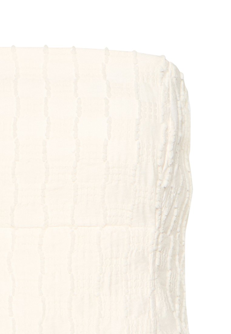 Weißes, trägerloses Oberteil aus strukturiertem Stoff mit erhöhten Linienmustern, das einen subtilen, zerknitterten Look und eine taillierte Silhouette aufweist.