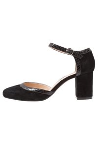 Černé semišové boty na kotníku s páskem, které mají blokový podpatek, texturované černé detaily, zaoblenou špičku a lehce polstrovanou stélku.