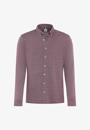 Chemise à manches longues bordeaux avec col, présentant une texture subtile et des boutons blancs le long de la patte de boutonnage.