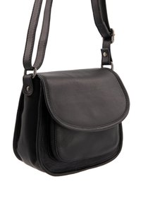 Sort læder crossbody taske med klaplås, der har en glat tekstur og en simpel rektangulær form. Justerbar rem med sølvhardware.