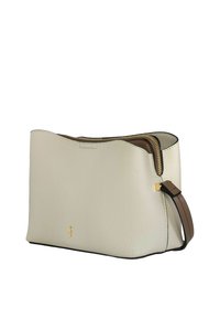 Jasnoszara skórzana torebka z fakturowanym wykończeniem, złotymi elementami metalowymi, brązowym paskiem i kontrastującym wykończeniem. Otwarta góra z luźnym fasonem.