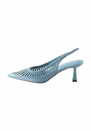 Vaaleansininen slingback-kengät, joissa on teräväkärkiset, leikattu design ja teksturoitu punottu yksityiskohta strapsissa. Varustettu 5 cm:n lohkokorkealla.