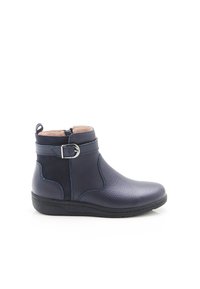 Botas de tobillo de cuero azul marino con una textura suave, cremallera lateral y un detalle de hebilla. Presentan una cómoda suela de goma para un buen agarre.