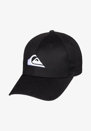 Sort baseball cap lavet af stof, med en buet skygge og et broderet hvidt logo på forsiden, struktureret overflade.