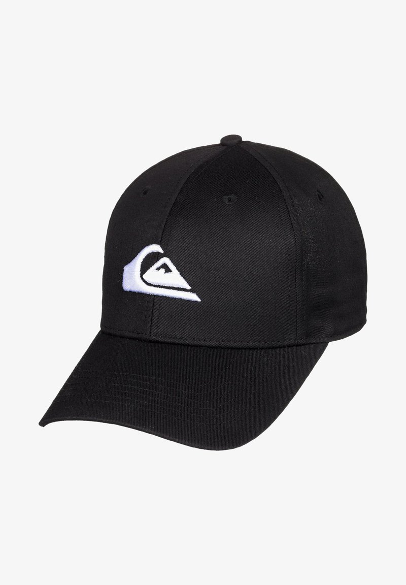 Gorra de béisbol negra hecha de tela, con visera curva y un logo blanco bordado en la parte frontal, superficie texturizada.