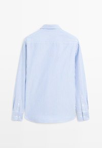 Camicia a maniche lunghe con righe verticali azzurre e bianche, colletto button-down e dettagli ai polsini con bottoni, realizzata in un tessuto liscio.