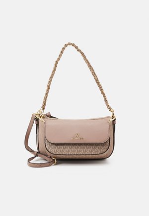 Petit sac à main beige et marron Michael Kors avec poignée chaîne dorée et bandoulière en cuir amovible, rabat avant avec logo.
