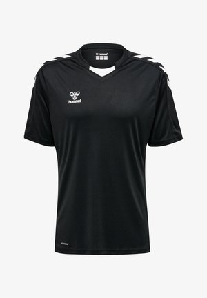 Schwarzes Sporttrikot mit kurzen Ärmeln, weißen Chevronstreifen an den Schultern, Hummel-Logo auf der Brust und Rundhalsausschnitt mit einem kleinen V-Einschnitt.