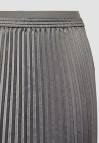 Plissé grijze rok gemaakt van zachte stof, voorzien van smalle verticale lijnen en een elastische tailleband voor comfort en pasvorm.