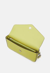 Borsa rettangolare in pelle verde con esterno testurizzato, dotata di chiusura a scatto, tasca interna con zip e rivestimento liscio.