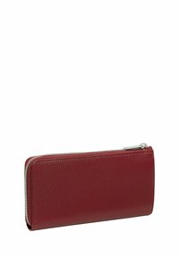 Portafoglio in pelle rossa con finitura testurizzata, chiusura con zip e hardware in tono argento. Forma rettangolare slim, adatto per carte e denaro.