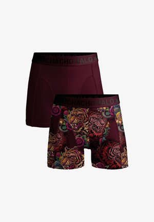 Due paia di boxer da uomo: uno in un solido bordeaux e l'altro con un vivace motivo di tigri e fiori, entrambi con cintura brandizzata nera.