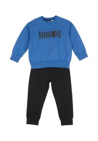 Blå tröja med texten "GAMING MODE ON" i svart, parat med svarta joggarbyxor. Tillverkad av mjukt, stretchigt material med ribbade muddarm.