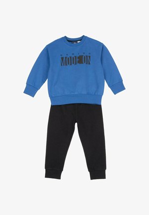 Blå sweatshirt med teksten "GAMING MODE ON" i sort, kombineret med sorte joggerbukser. Lavet af blødt, strækbart materiale med ribbede manchetter.