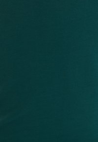 Tessuto di cotone a coste color verde acqua, texture liscia con una leggera elasticità. Presenta un design attillato senza motivi visibili o accessori.