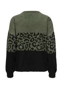 Sweter dzianinowy z kolorowym blokiem w kolorze oliwkowym, z czarnym wzorem w panterkę w środkowej części i górną częścią w jednolitym czarnym kolorze.