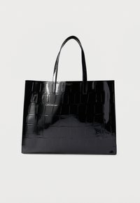 Fekete, fényes táska krokodilbőr mintával, lapos fogantyúkkal és nyitott tetejű kialakítással. Simább felület és formás szerkezet.