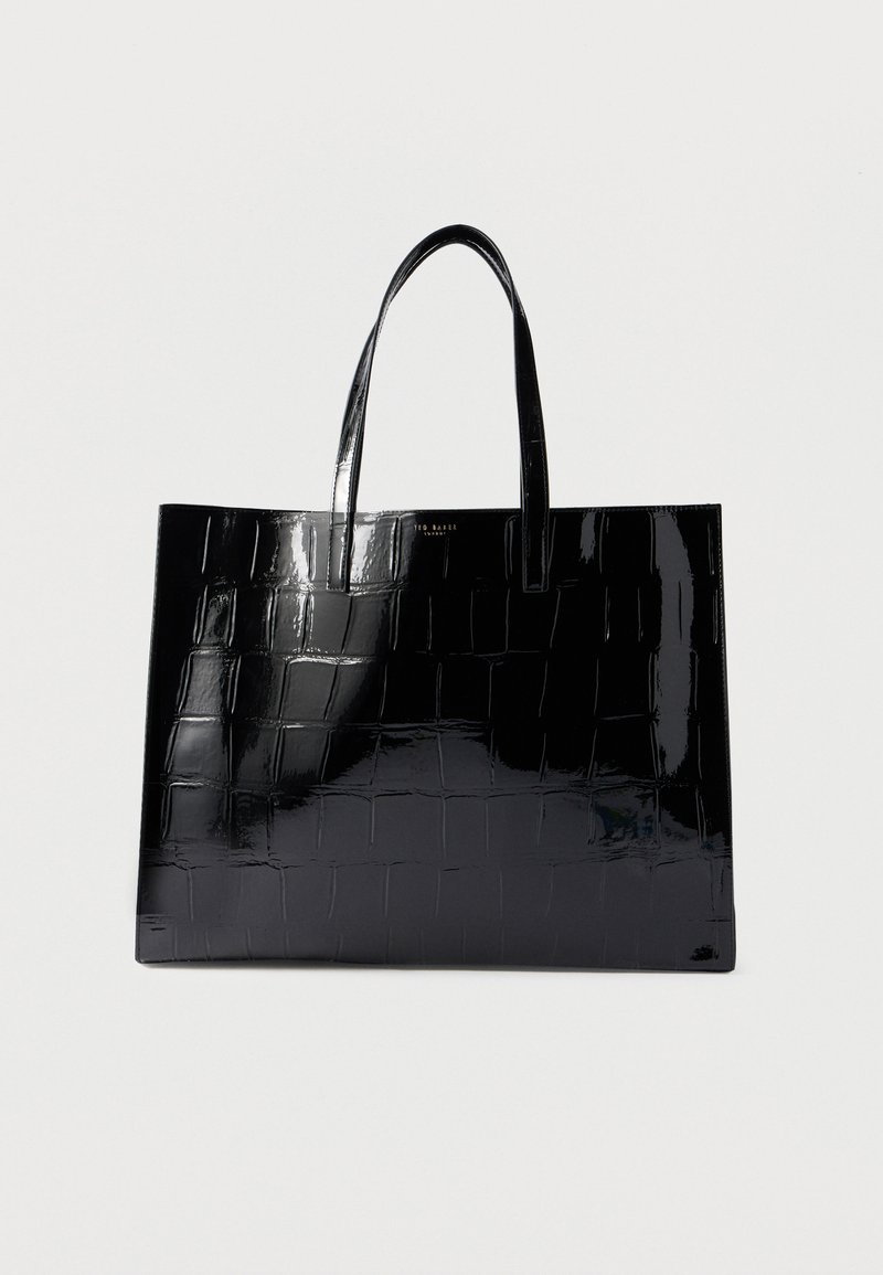 Fekete, fényes táska krokodilbőr mintával, lapos fogantyúkkal és nyitott tetejű kialakítással. Simább felület és formás szerkezet.