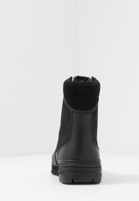 Magnum Boots Šněrovací kotníkové boty - black