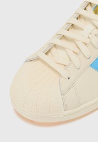 adidas Originals SUPERSTAR MESSI UNISEX - Indoor football boots - cream white/semi blue burst/gold-coloured
