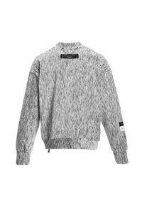 Sudadera gris con tejido texturizado, puños acanalados y cuello redondo. Presenta una etiqueta en la parte trasera y un detalle en la costura lateral.