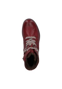 Botín de cuero rojo con cordones grises, forro de piel sintética y cremallera lateral. Punta redondeada y suela de goma plana. Textura suave con acentos mínimos.